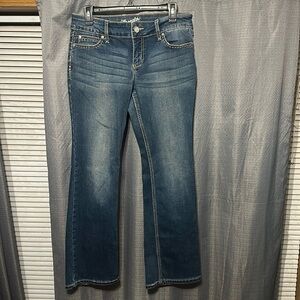 Women wrangle jeans​